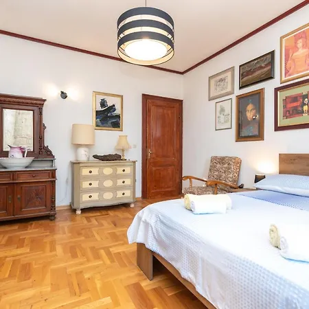 Antique Beautiful In Center With Terrace & Sea View 스플리트